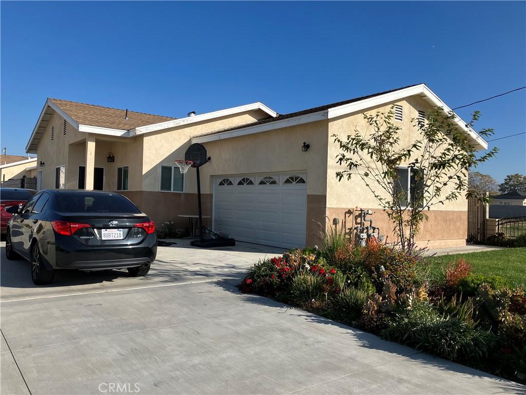 single story home featuring a garage