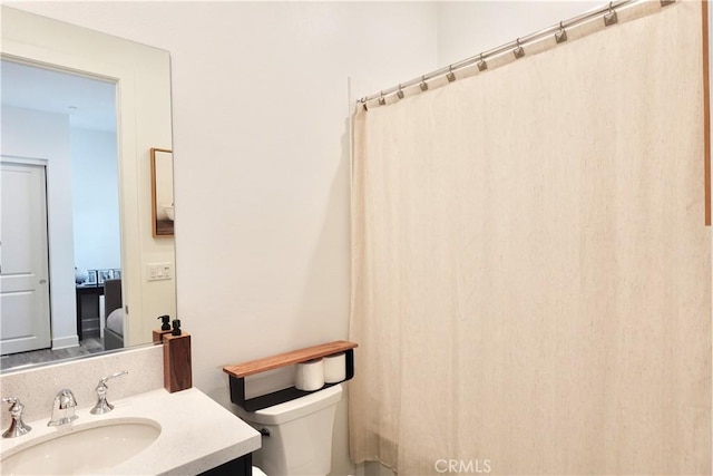 bathroom featuring a shower with curtain, vanity, and toilet