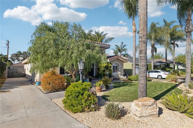 view of front of home featuring a front lawn