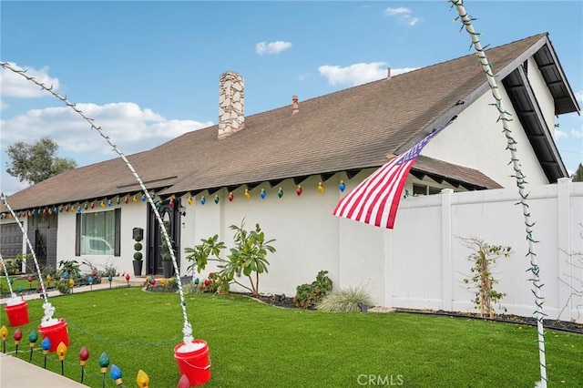 view of front facade featuring a front yard