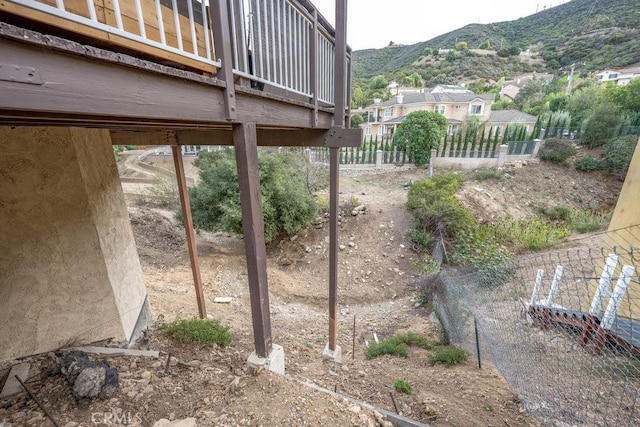 view of yard featuring a mountain view