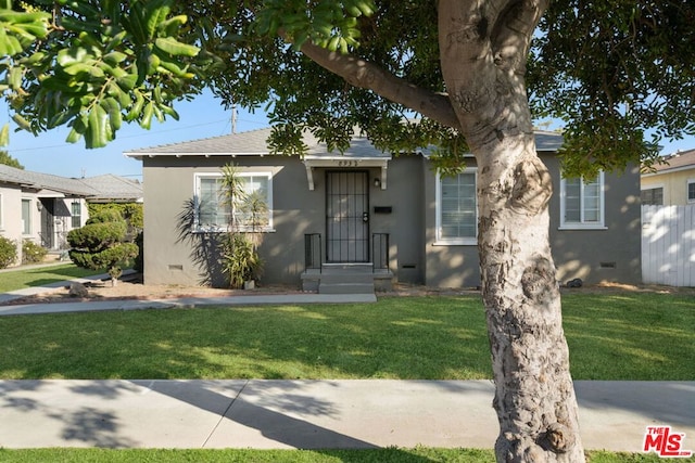 bungalow featuring a front lawn