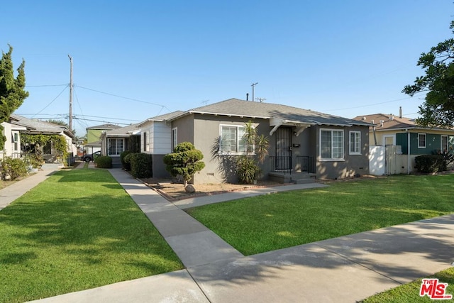 view of front of property featuring a front lawn