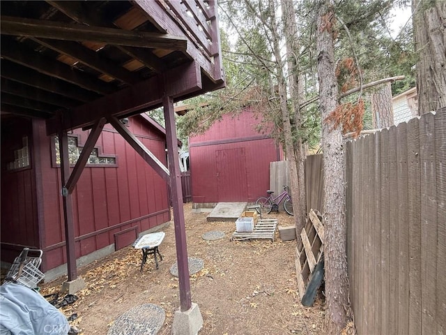 view of yard featuring a shed