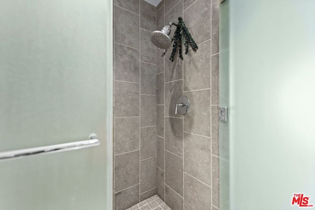 bathroom featuring tiled shower