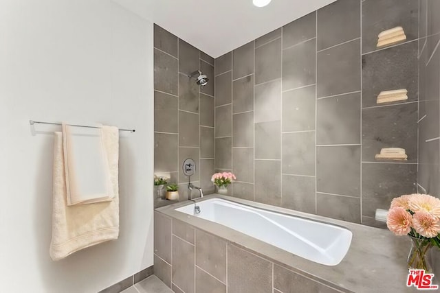 bathroom featuring tiled shower / bath