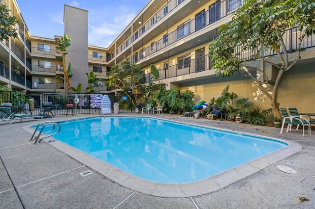 view of swimming pool