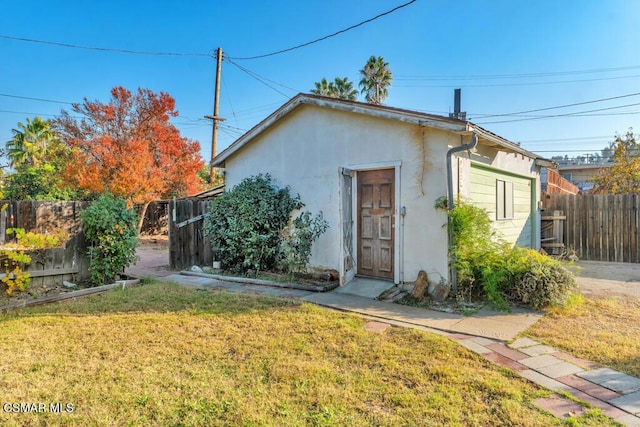 view of front of house with a front lawn