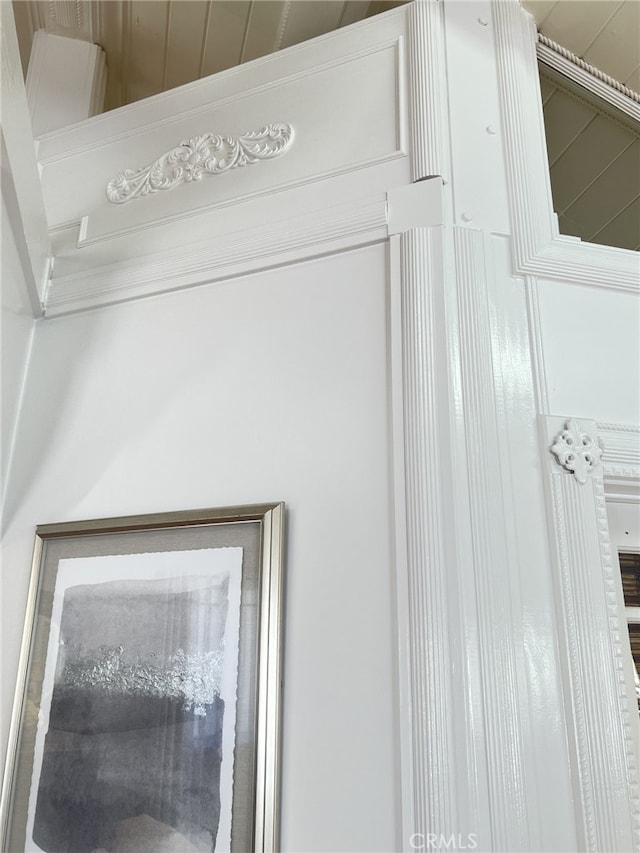 details featuring crown molding