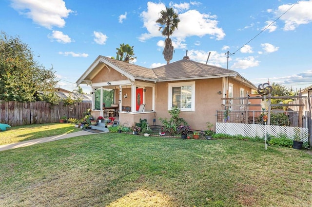 bungalow featuring a front lawn