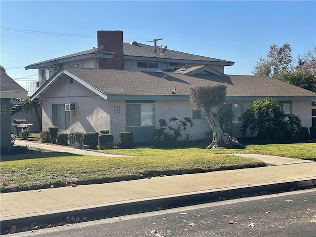 front facade featuring a front yard