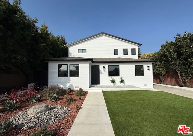 view of front of property with a front yard