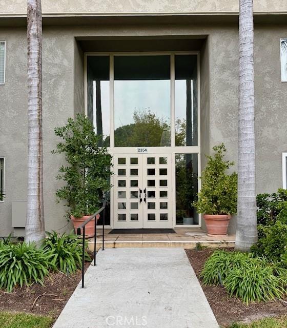 entrance to property with stucco siding