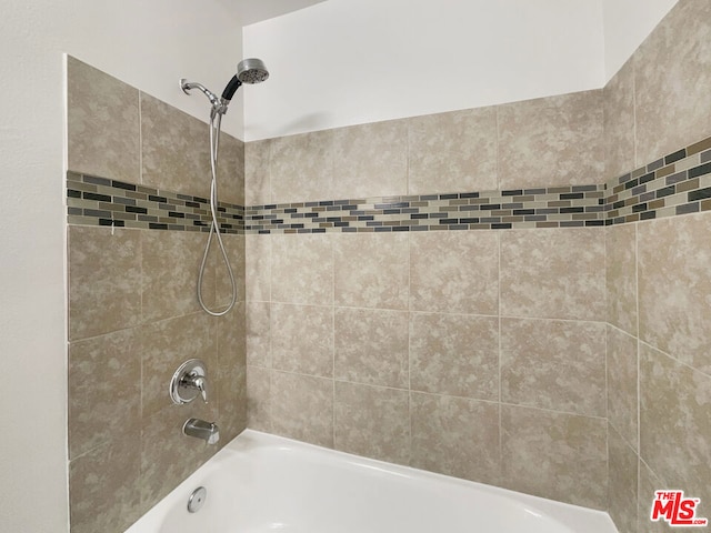 bathroom featuring tiled shower / bath combo