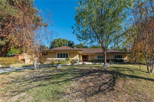 ranch-style home featuring a front lawn