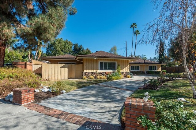 single story home with a front lawn