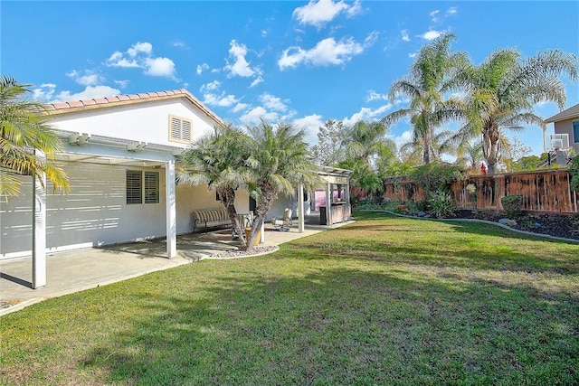 view of yard featuring fence, a pergola, and a patio area