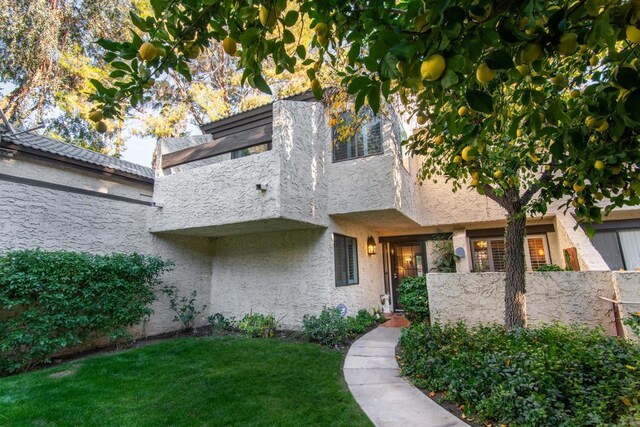 view of front of house featuring a front lawn