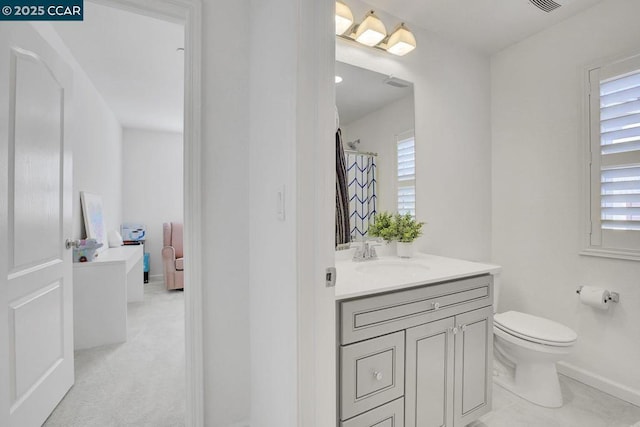 bathroom with curtained shower, toilet, and vanity