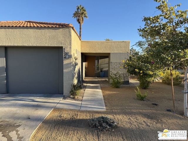 view of front facade featuring a garage