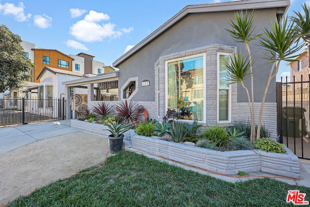 view of front of home with a front lawn