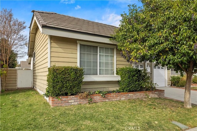 view of front of house featuring a garage and a front yard