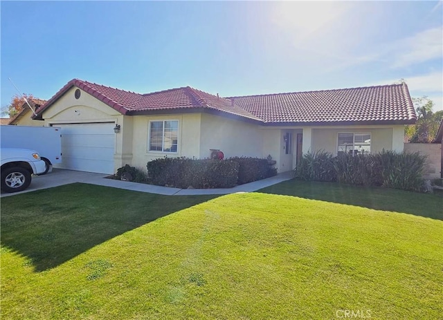 view of front of property featuring a front lawn and a garage