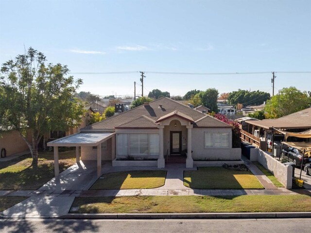 view of front facade with a front yard