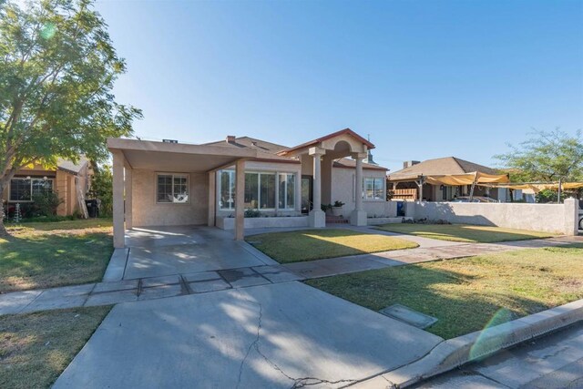 view of front of house with a front lawn