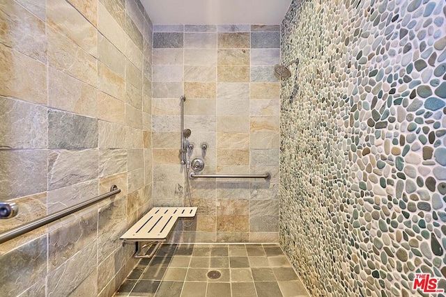 bathroom featuring a tile shower