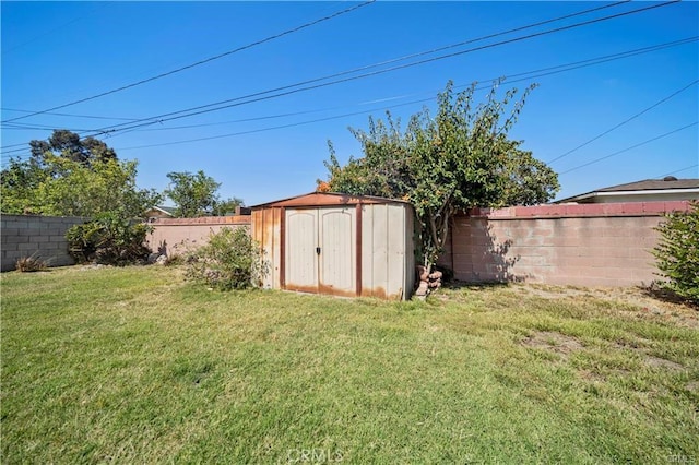 view of yard featuring a storage shed