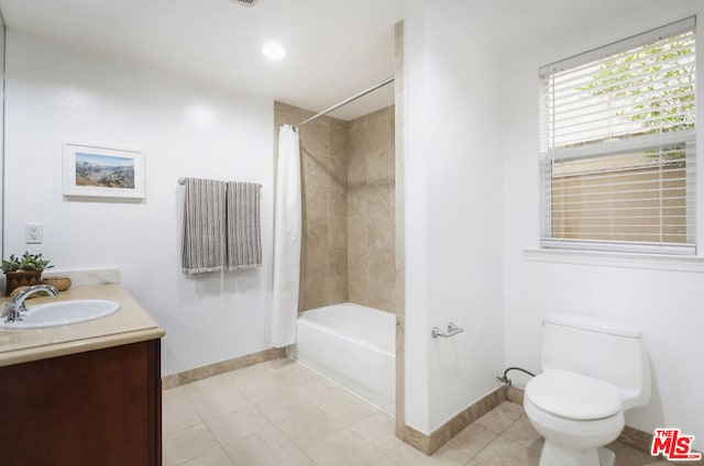 full bathroom with shower / tub combo with curtain, vanity, and toilet