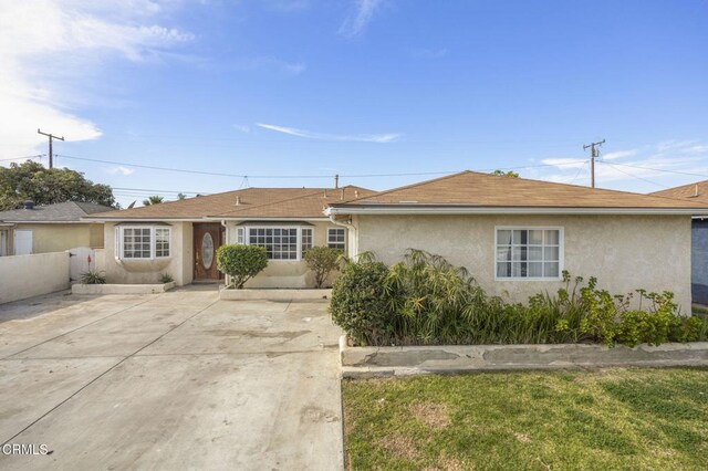 ranch-style home with a front yard