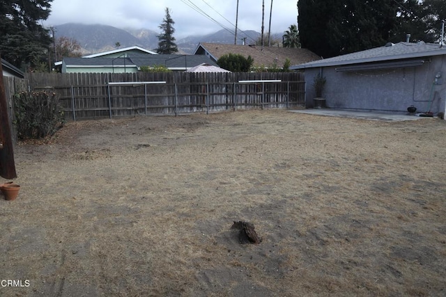 view of yard with a mountain view