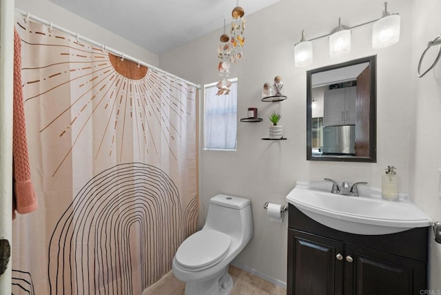 full bathroom featuring vanity, a shower with shower curtain, and toilet