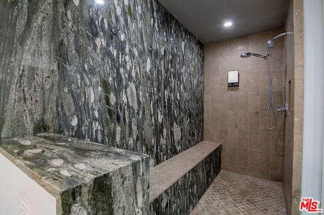 bathroom featuring a tile shower