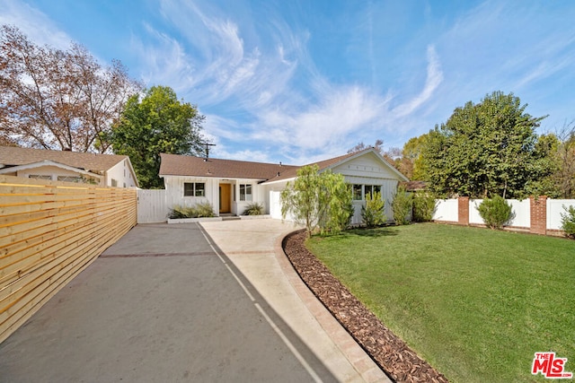 ranch-style home featuring a front yard