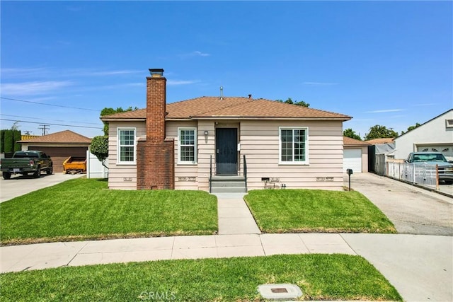 view of front of home featuring a front yard and a garage