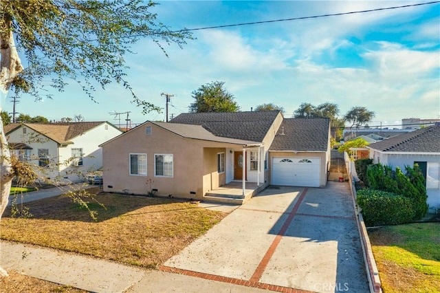 view of front of home featuring a front yard and a garage