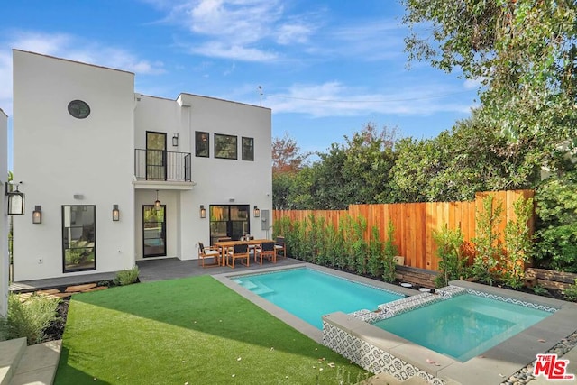 view of swimming pool with a lawn