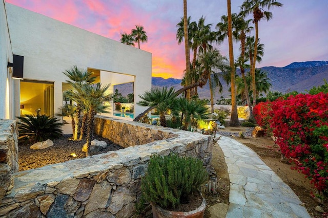 yard at dusk featuring a mountain view