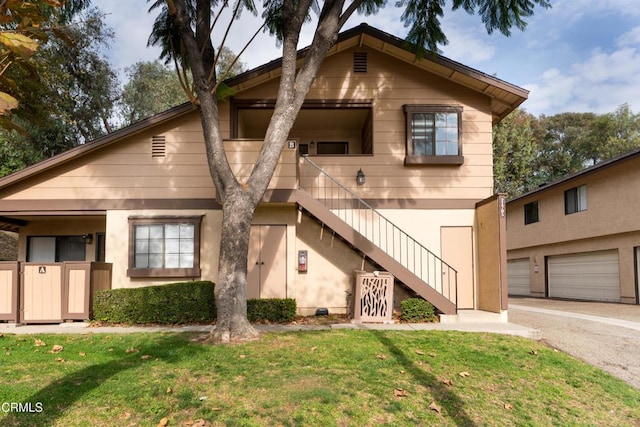 view of front of property featuring a front yard