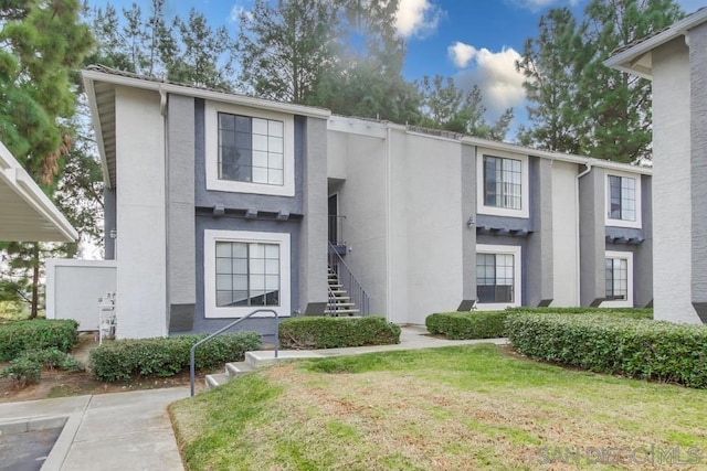 view of front of property featuring a front lawn