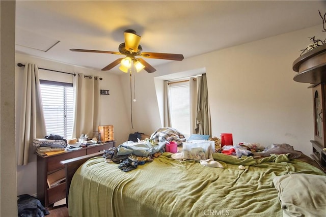 bedroom with ceiling fan