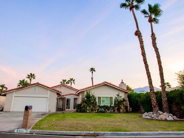 view of front of home featuring a garage and a lawn