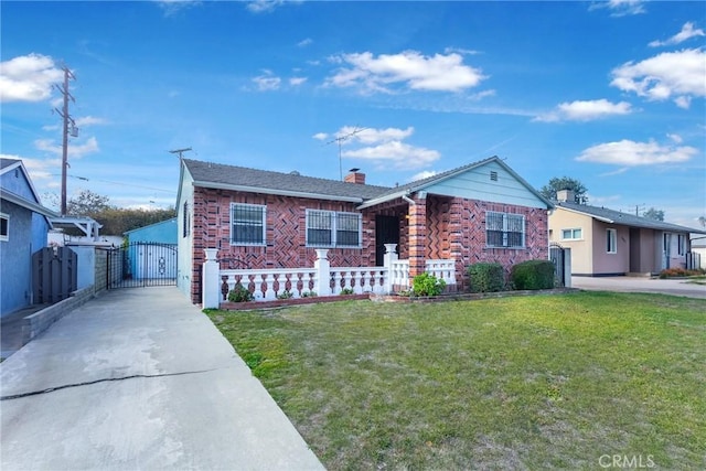 view of front of home featuring a front lawn