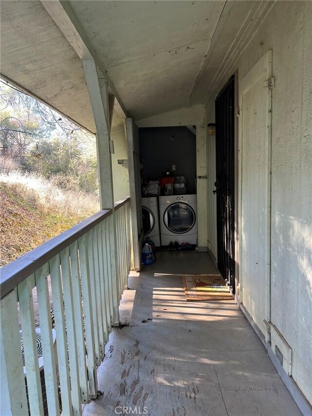 3445 Garfield Ave, Clearlake, CA 95422 - balcony featuring separate washer and dryer