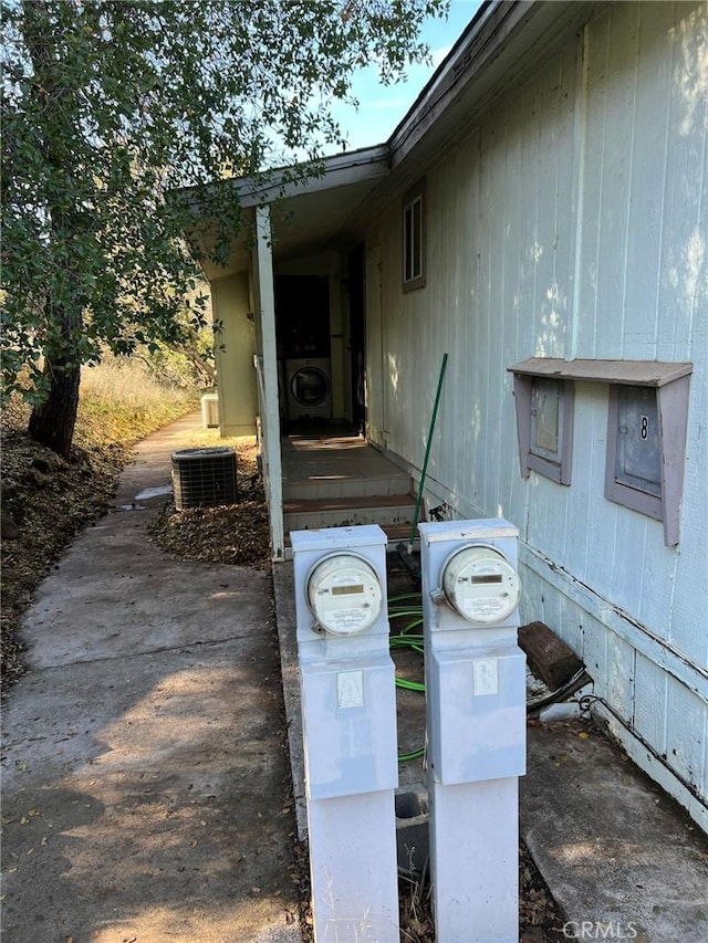 3445 Garfield Ave, Clearlake, CA 95422 - property entrance with central air condition unit