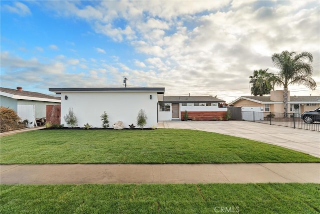 ranch-style house featuring a front lawn