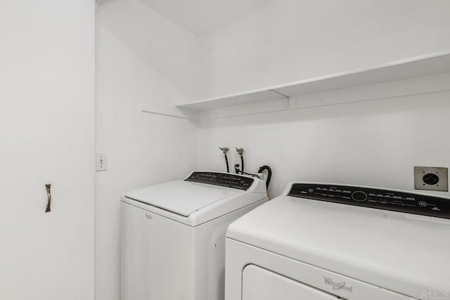 washroom featuring washing machine and clothes dryer